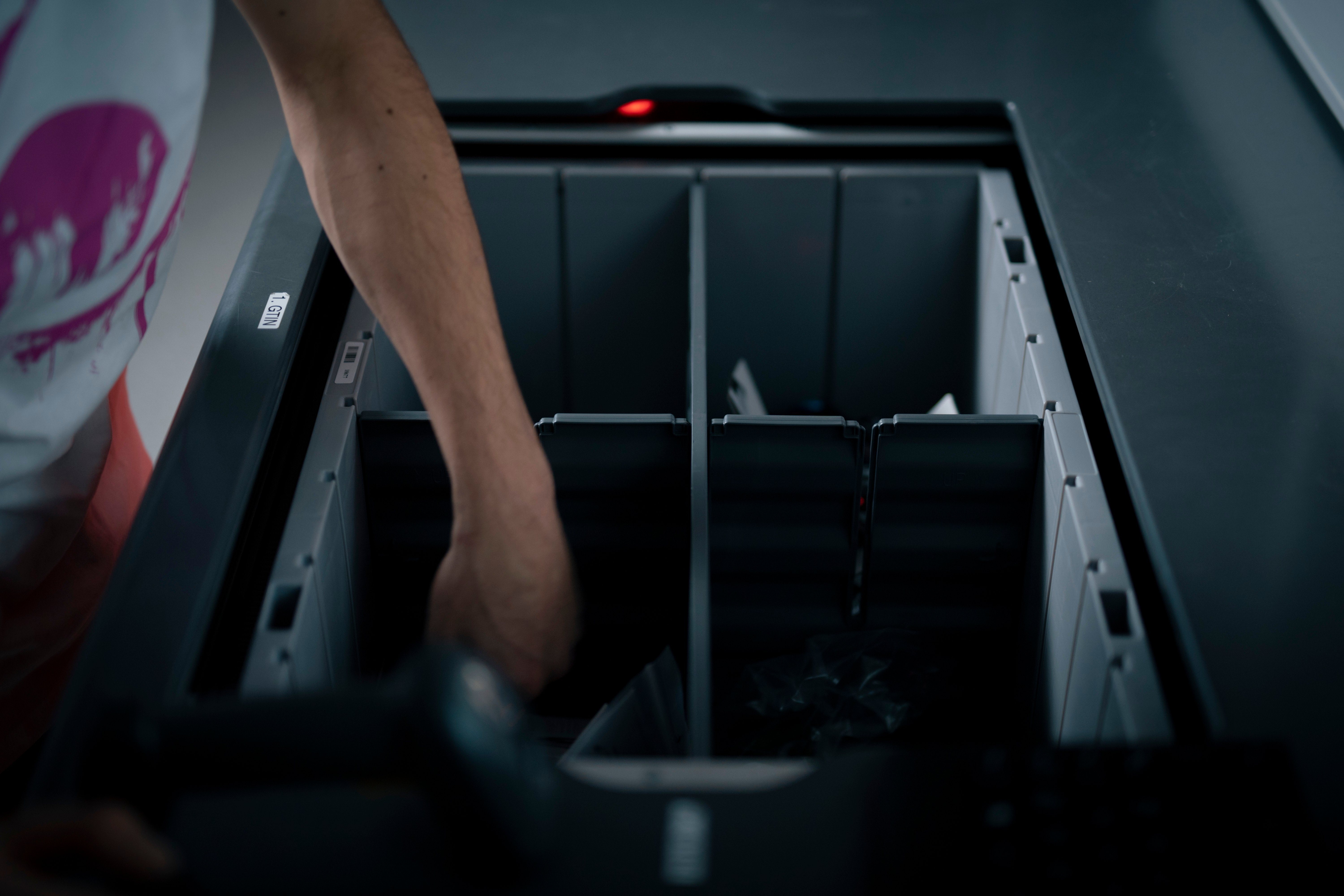 Buying vs. RaaS: What’s the Best Strategy for Investing in Warehouse Robotics?