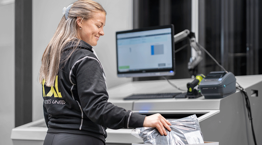 XXL worker using the AutoStore FusionPort