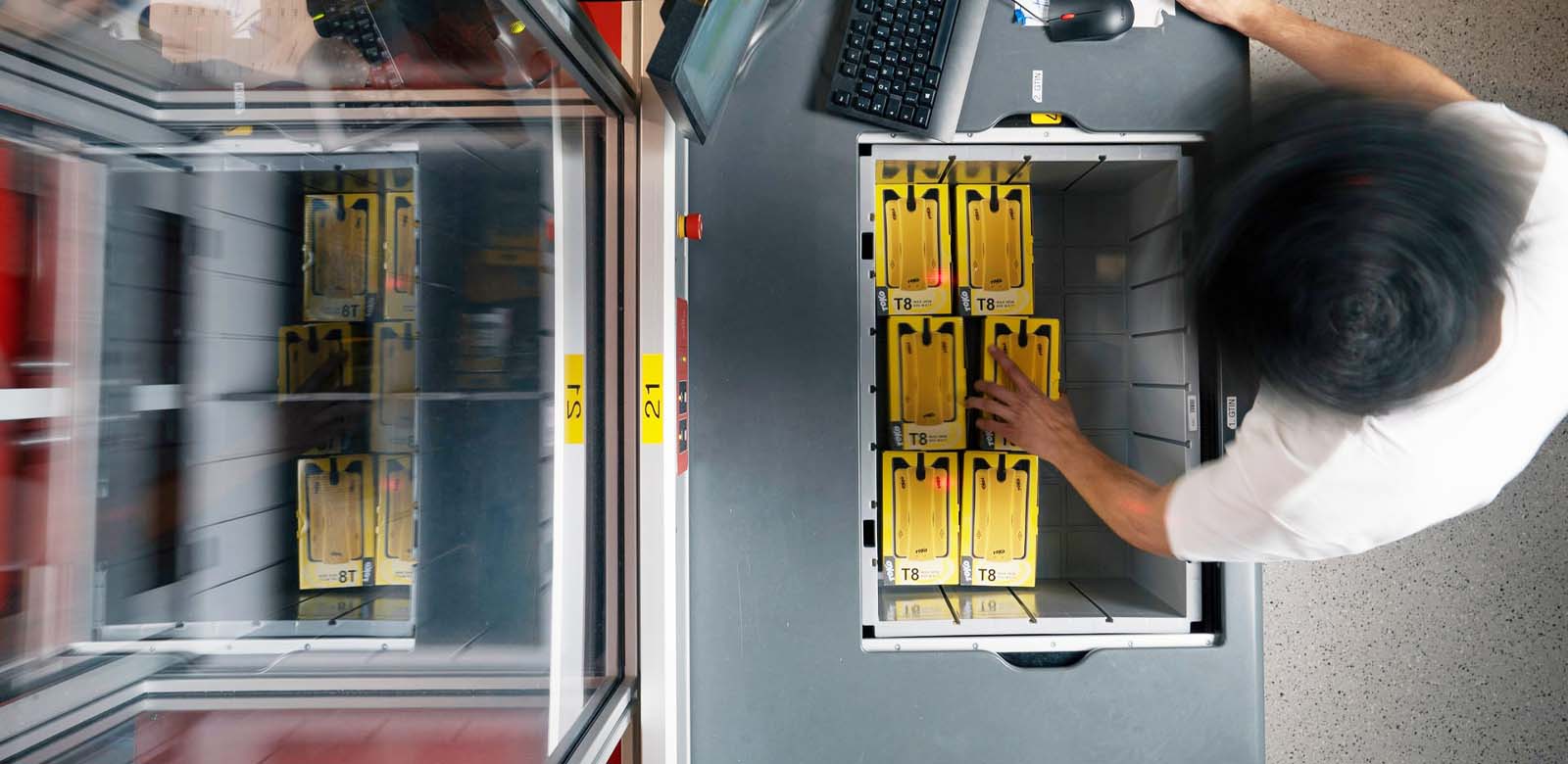 autostore-man-picking-sku-bin-workstation